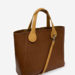 Look B.Flex Caramelo e Alças combo – mão e ombro – caramelo